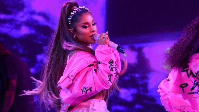 Ariana Grande steht zwischen Netflix und YouTube