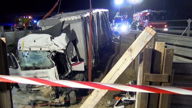 LKW hängt in der Luft: Unfall in Stuttgart-21-Tunnel