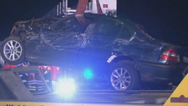 Vollsperrung auf A30: Auto fliegt über Mittelplanke