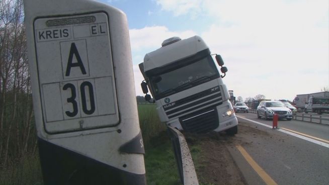 Mehr als 2 Promille: Lkw kracht in Autobahn-Leitplanke