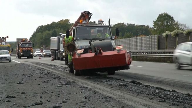 Muffiges Verkehrschaos auf A1: LKW verliert Klärschlamm