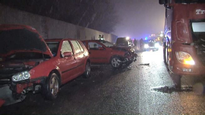 Blitzeis in NRW: Massenkarambolage auf A30